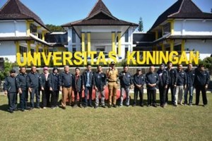 Wakil Bupati Kuningan berfoto bersama usai melepas peserta KKN Tematik Uniku.